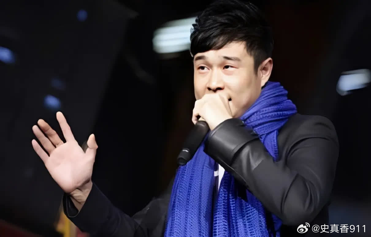 2017年颁奖典礼，小沈阳突然对着台下上百位明星发飙，场面一度失控，邓超吓得张大