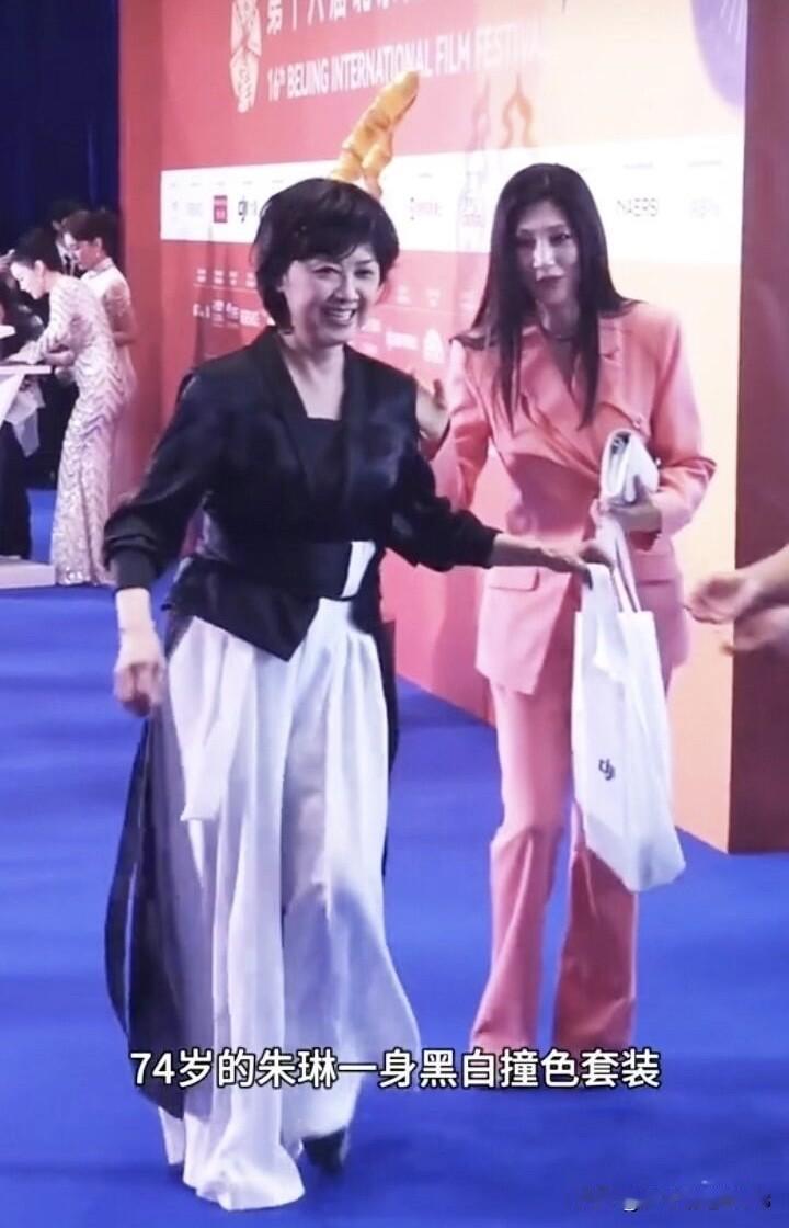 70多岁的古典第一美女朱琳还是那么美颜大方，她身材高挑，状态真实又惊艳，一出场就