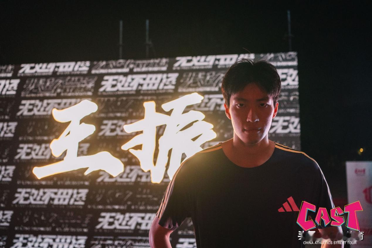 王振获得冠军，古都西安沸腾。 端午佳节，西安丹凤门下赛事正酣！市民游客齐聚一堂，