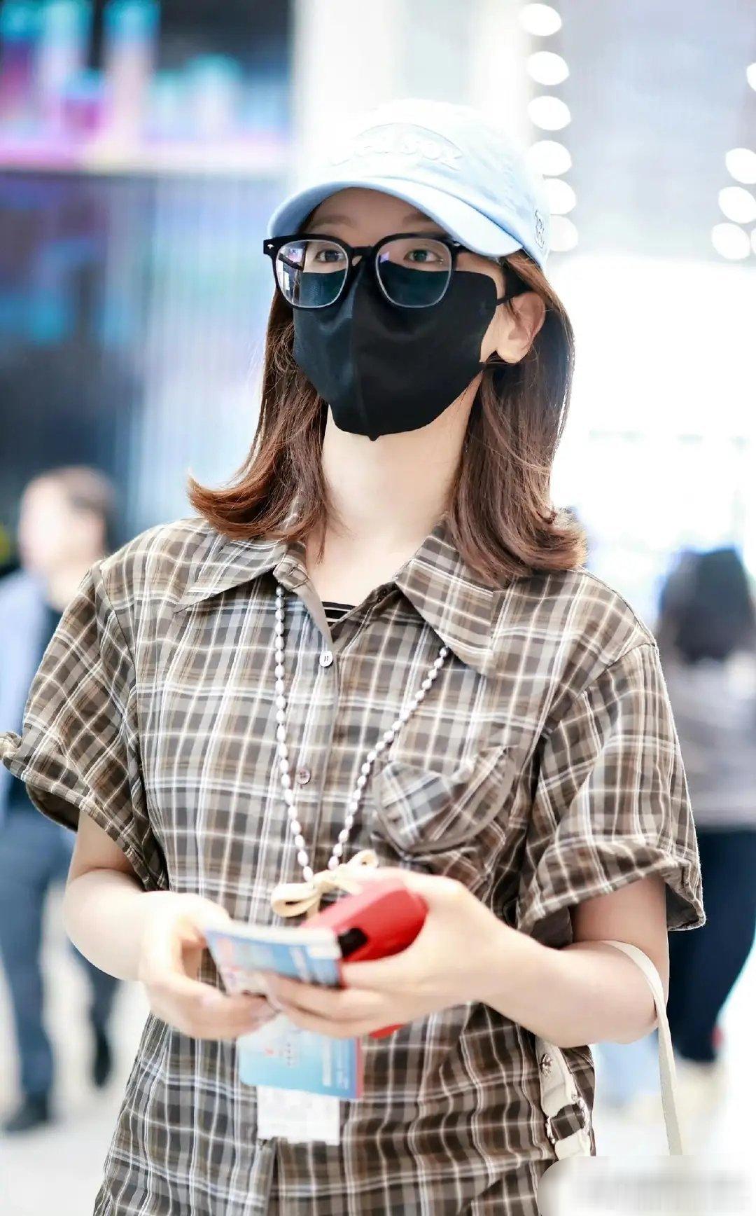 杨超越北京出发机场照，穿格子衬衫配百褶裙，戴着眼镜好文艺 ​​​