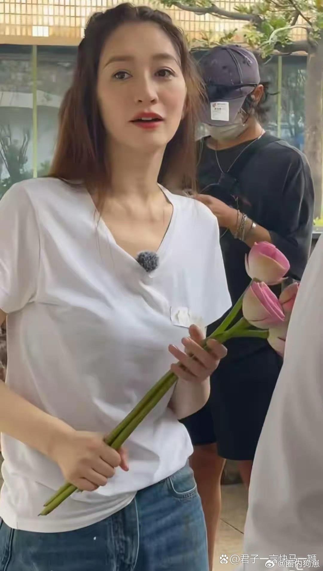 49岁李小冉状态也太能打了，气质自然舒展，身姿曼妙身材在线，整个人都散发着温柔美