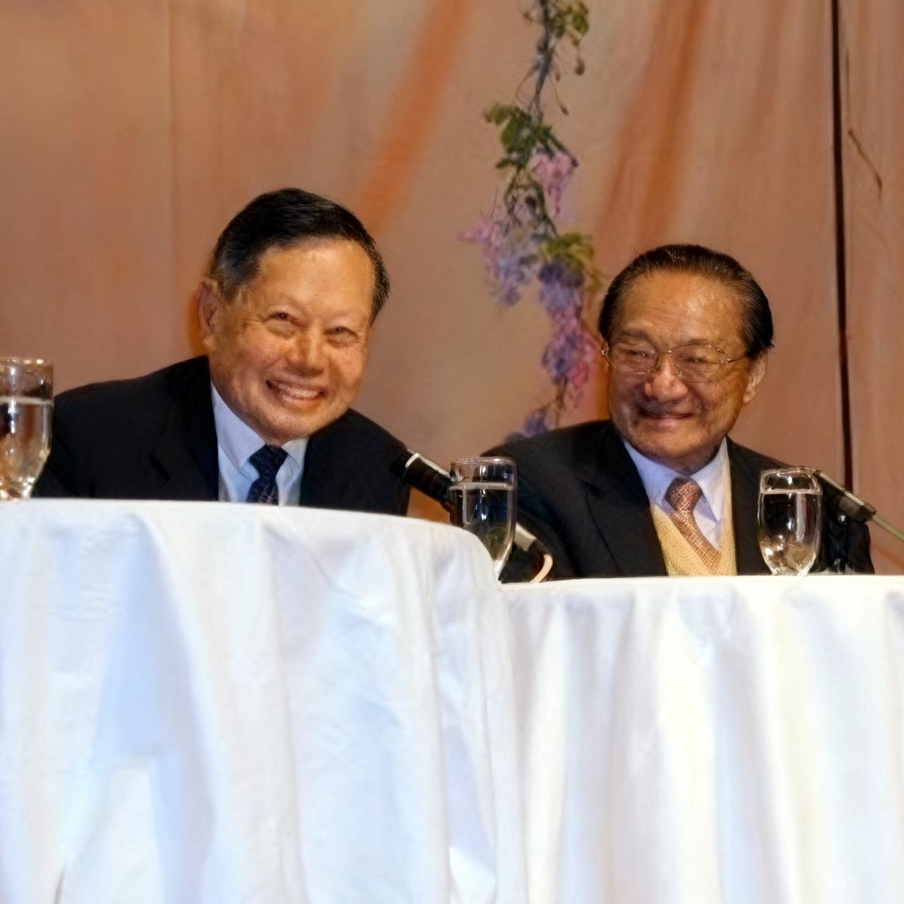 杨振宁和金庸，一个活了103岁，一个活了94岁，如今两位大师都去了天堂。

杨振