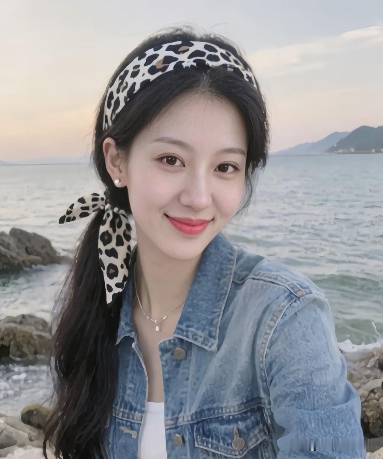 浣溪沙·海滨雅韵
 
碧海遥山映晚霞，豹纹发带系柔鸦。牛仔轻衫趁韶华。
眼底波光