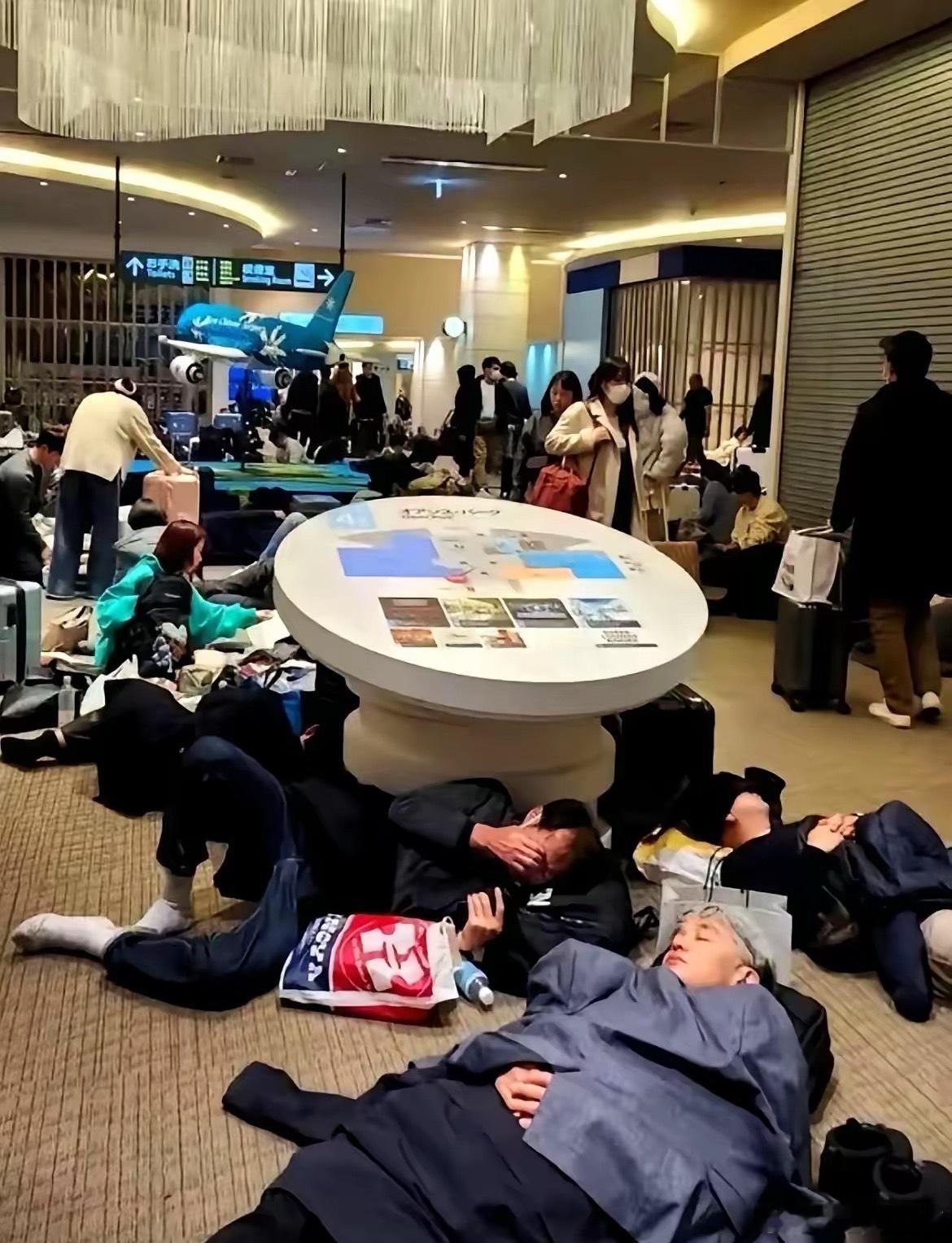 刷到一段视频，气得我差点捏碎手机。一群人滞留在日本机场，镜头前却对着祖国破口大骂