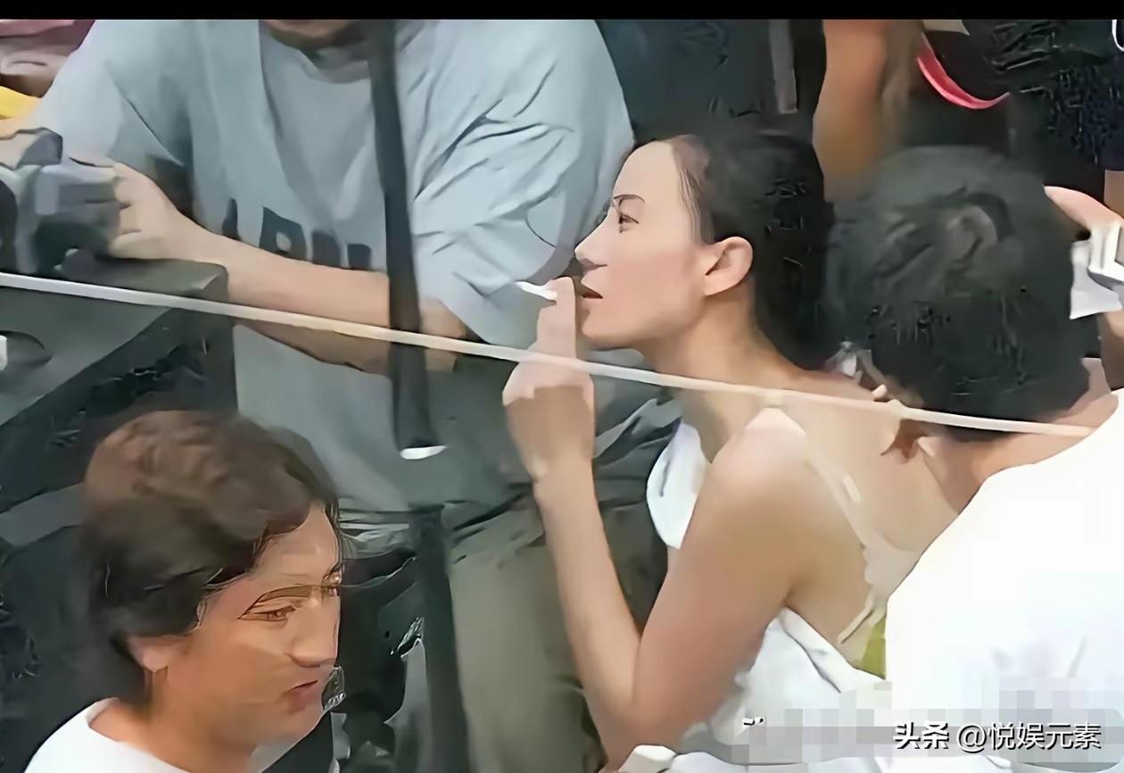 敢在片场导演面前无所顾忌的抽烟，宋佳应该是娱乐圈第一人。