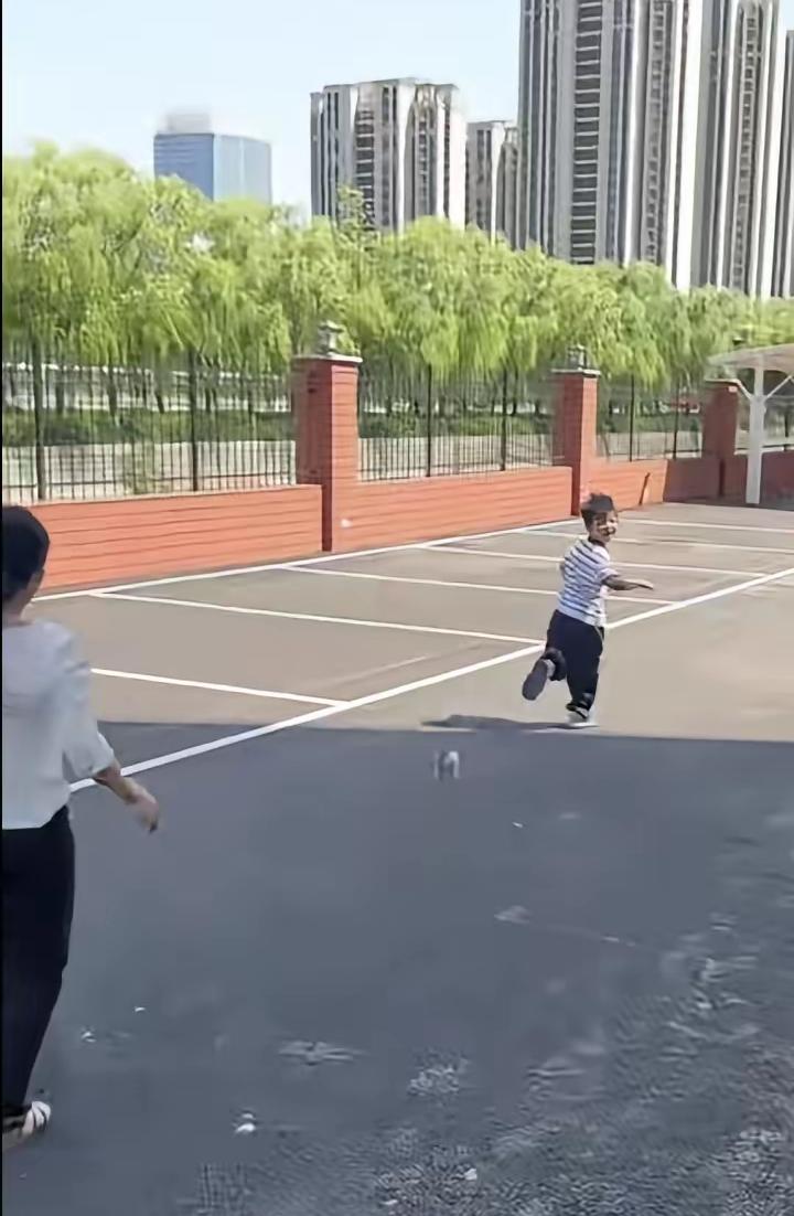 真敢说，乌鸦嘴，妈妈呕吐不止，儿子问妈妈？是不是怀孕了，俺爸没在家，你跟我说说，