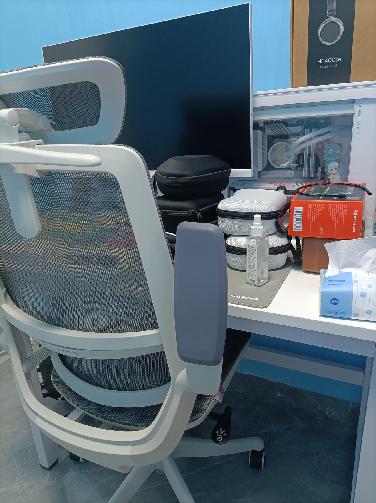 新年生活图鉴看看我家的大学生孙子房间里的装备吧，够丰富了啊，他也整理得很好👌?