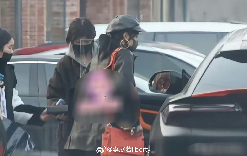 曝关晓彤喜提新车 无框车门、大橘黄色，Urus真没想到喜欢大蛮牛啊！洒洒水了……