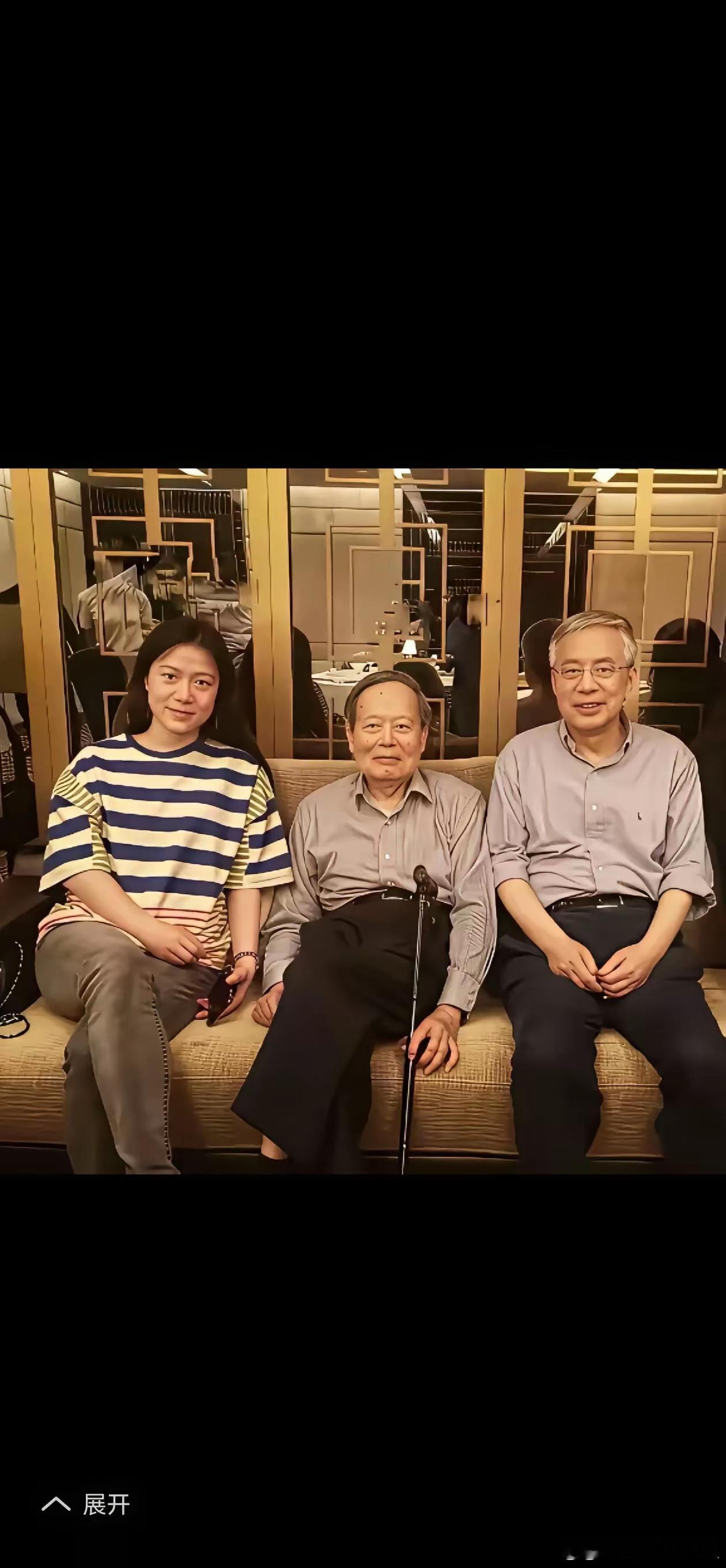 杨振宁夫妇与儿子同框 ​​​
