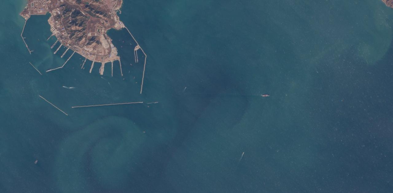 停靠20多天后，福建舰离开。热点观点牧星观海天 ​​​