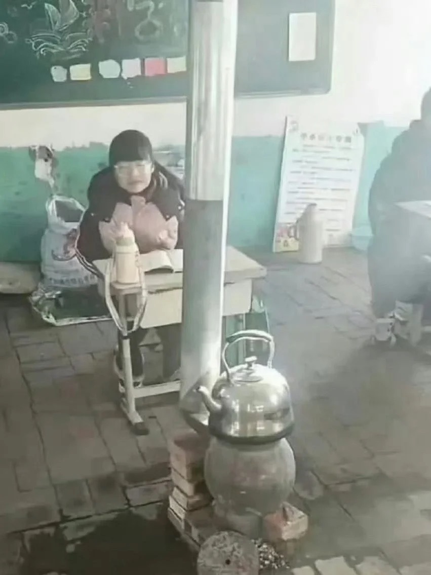 据说这是26年某学校取暖的照片，你敢信，但是现在学校不都是空调吗？ 
