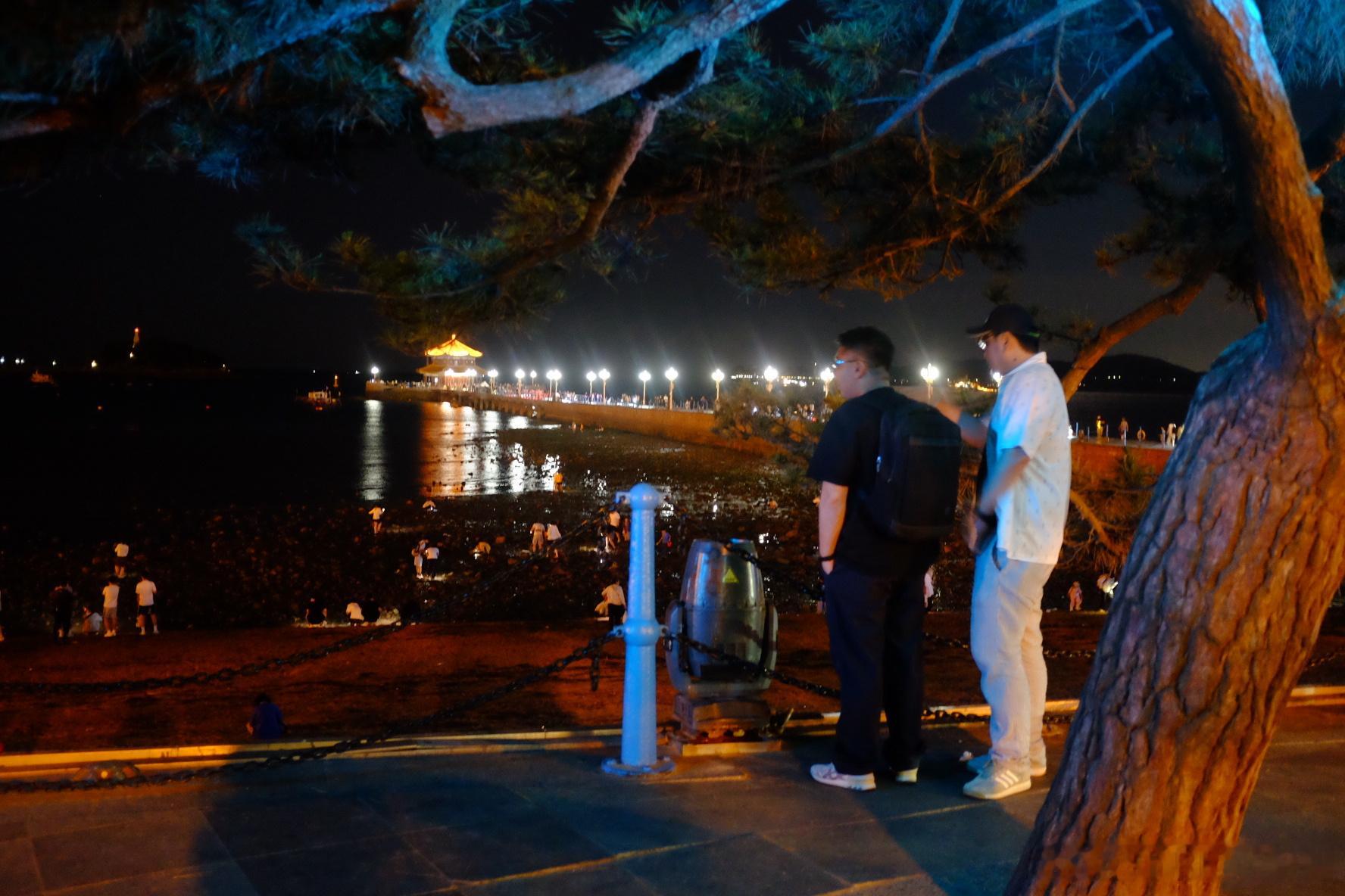 饭后爸妈回酒店休息，我们剩下的海边散步。马来老哥两很好奇一大堆人乌漆嘛黑在抓什么