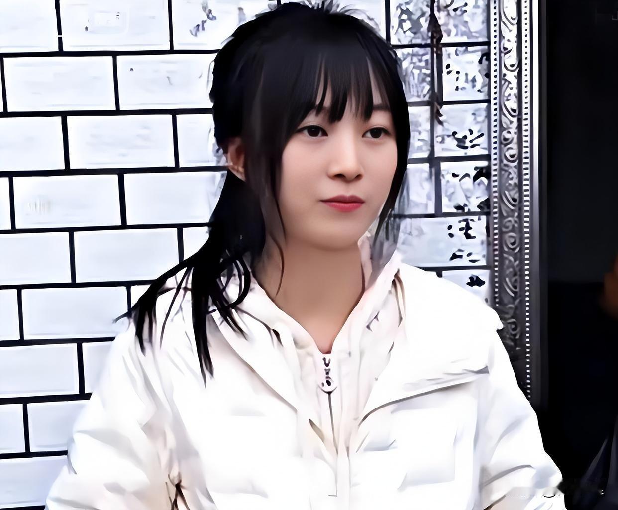 呆呆小姑娘为什么会火？
        23岁的重庆合川小姑娘呆呆发出的杀猪求助