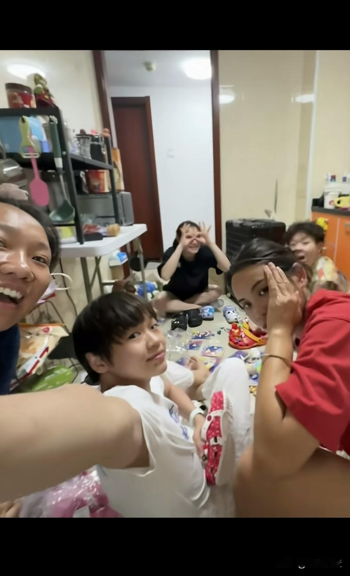 谁都可以被喷，被黑，
唯独她不能，
她胖也好，瘦也好，搞怪也好，
那都是可爱。