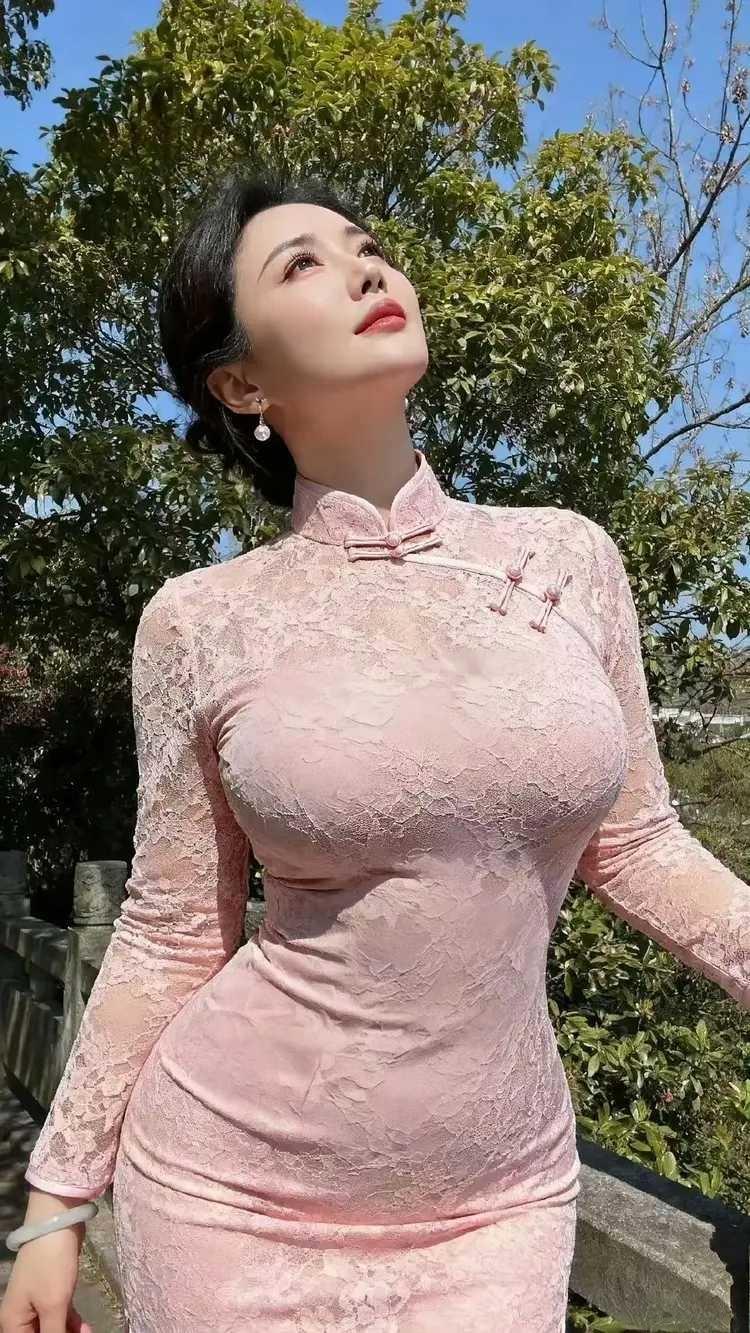 ＃女人怎样穿搭，更显气质＃
    我认为显示女人气质的穿搭核心在于选择利落版型