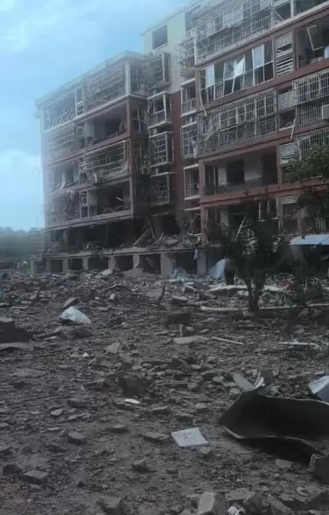 看到临沂这次小区爆炸的现场视频，满地碎砖、整面楼的窗户全炸没，几公里外都能听见巨