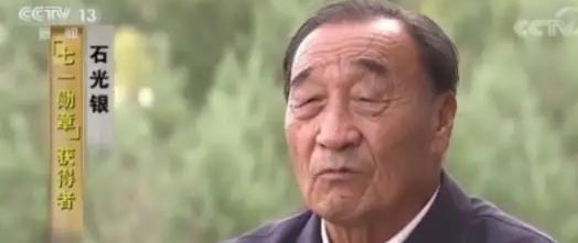1998年，石光银种下的6万亩林场被纳入生态林场，禁止砍伐。这样一来，石光银手握