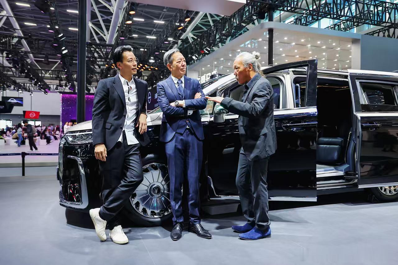 岚图展台火爆！明星与国际友人纷纷前来打卡家人们，广州车展上的岚图展台人气爆棚啊！