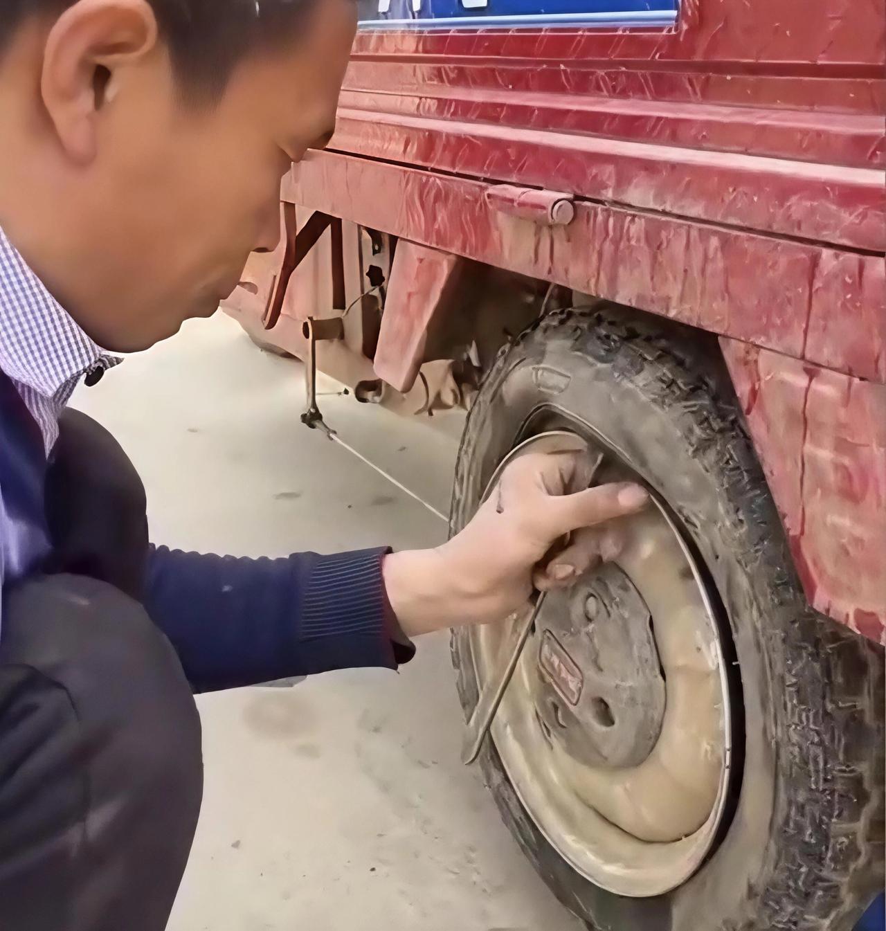 3岁患小儿麻痹，8岁视网膜脱落，16岁彻底失明。河南南阳的李喜柱，在黑暗中躺了整