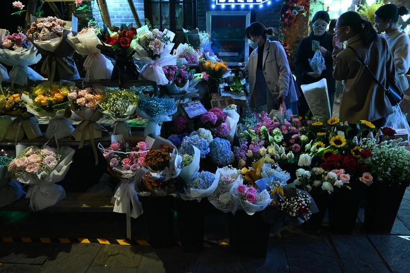 今儿买菜路上，那叫一个热闹。路过一家花店，五颜六色的花娇艳欲滴，花香扑鼻，让人忍