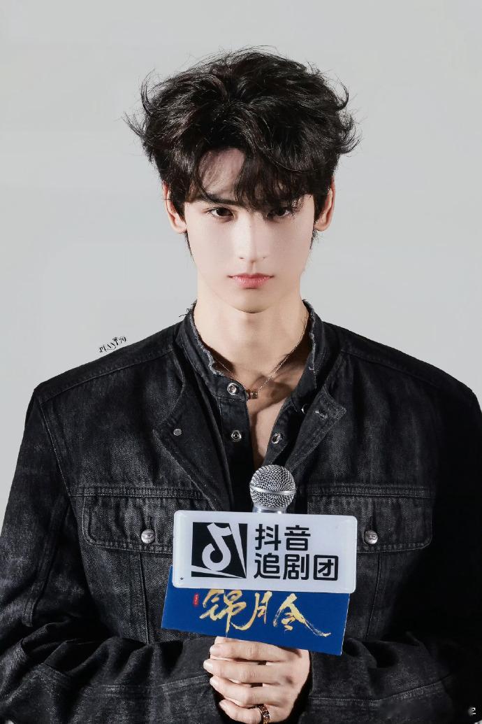 黄俊捷亲手做了樱花糕 黄俊捷真的太暖了！他亲手做的樱花糕，每一口都是他的用心，看