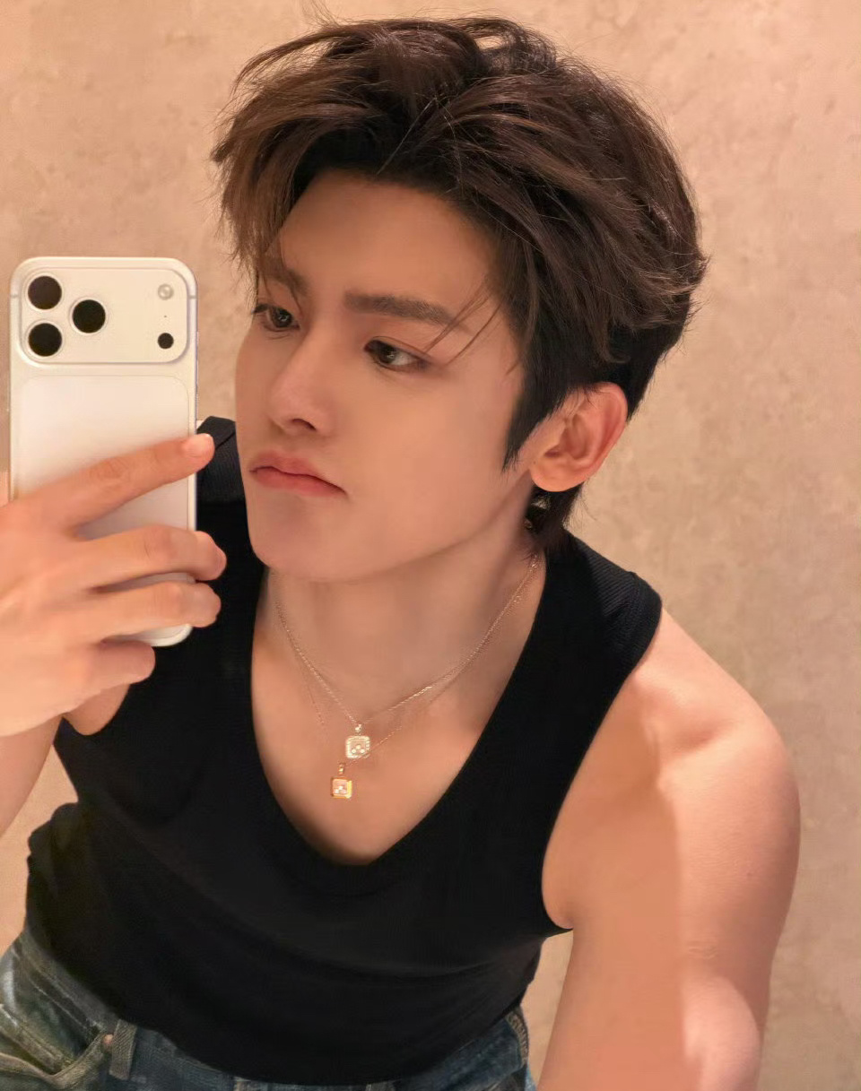 侯明昊虚化的镜头清晰的颜值，线下人气状态双封神