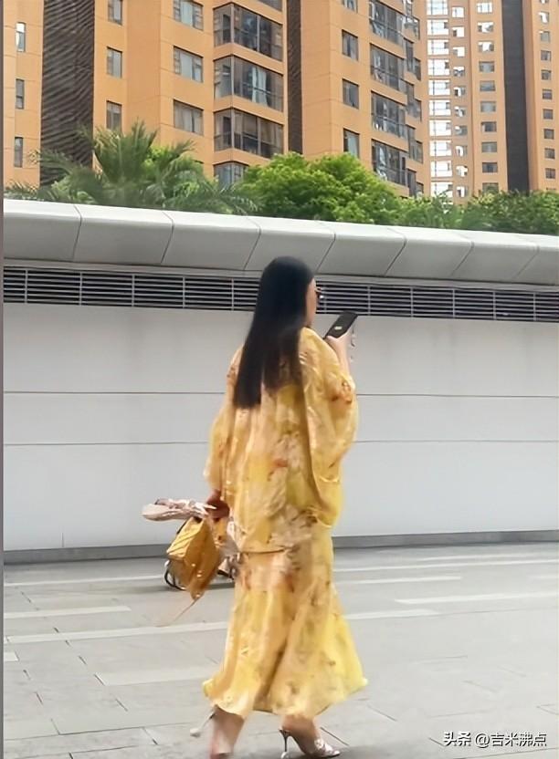 长沙街头，李湘王岳伦陪王诗龄散步，离婚五年还能这样走，真少见。
没人喊卡，没助理