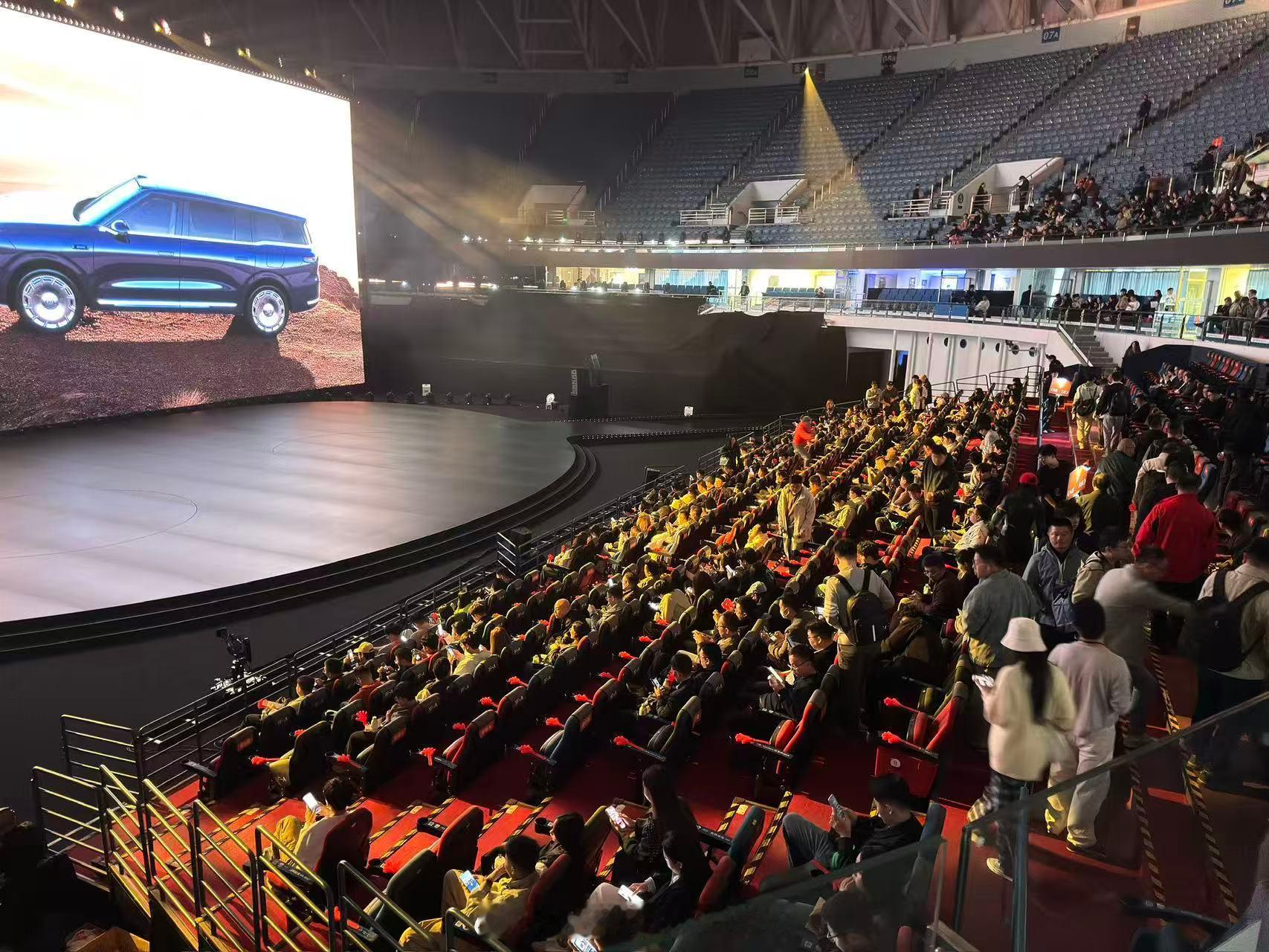 智己的特点就是好看好开，即使是LS9这么一个大家伙，5米3的大六座SUV，转弯半