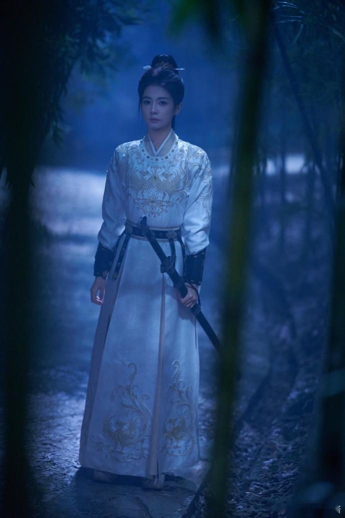 白鹿收刃时勘谜出鞘时破局白鹿李佩仪的每一式皆为真相而出收刃藏智，出鞘斩谜，白鹿演