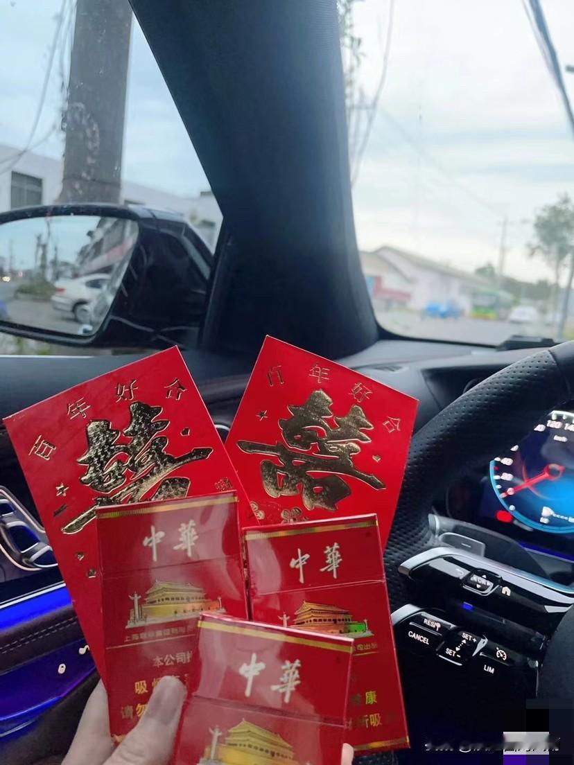 接亲途中司机竟把新郎赶下车？这事儿你敢信！

最近，一起接亲时新郎和司机起冲突的