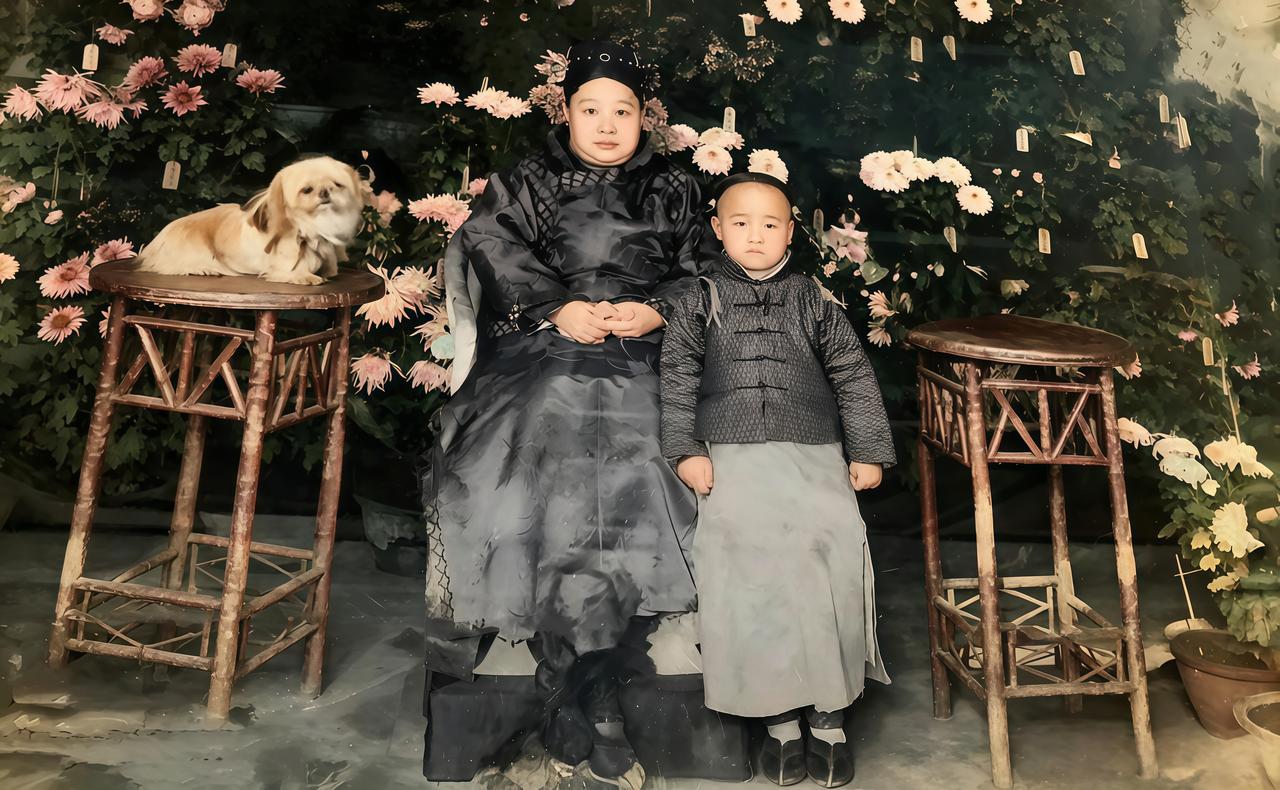 这是从后宫熬出来的端康太妃与娘家的侄子。端康太妃十几岁与妹妹珍妃一起被选进宫。直