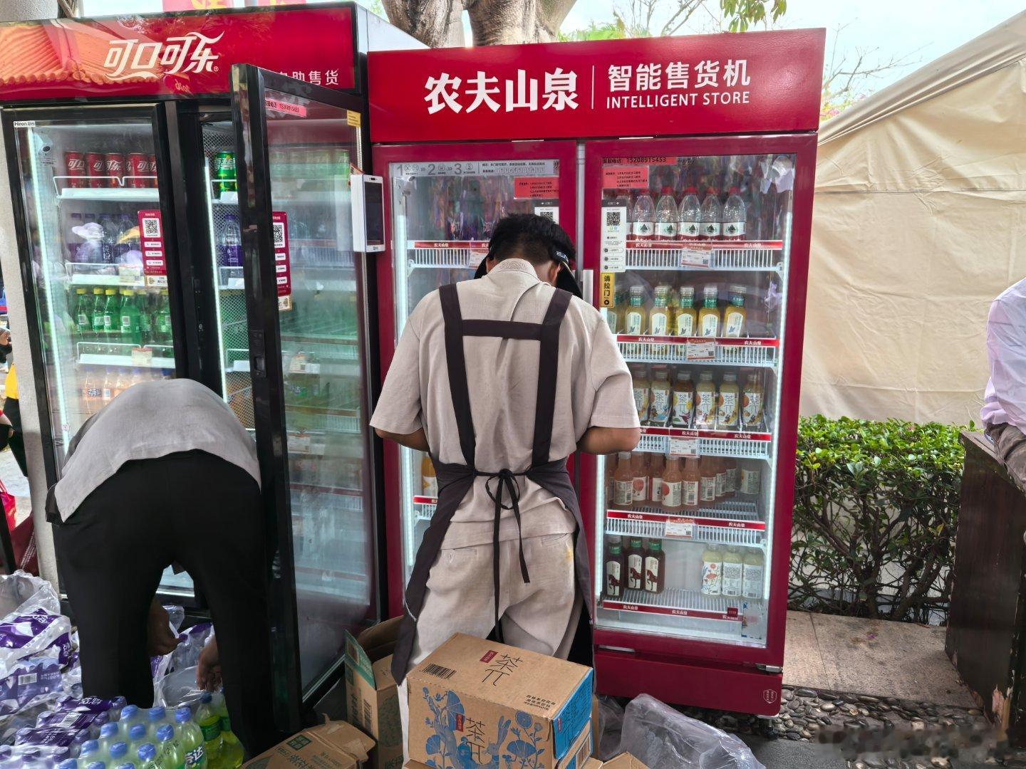 南山观音像下某两个自动扫描售货柜，右边茶饮的动销比左边可乐的快很多，下午两点多补
