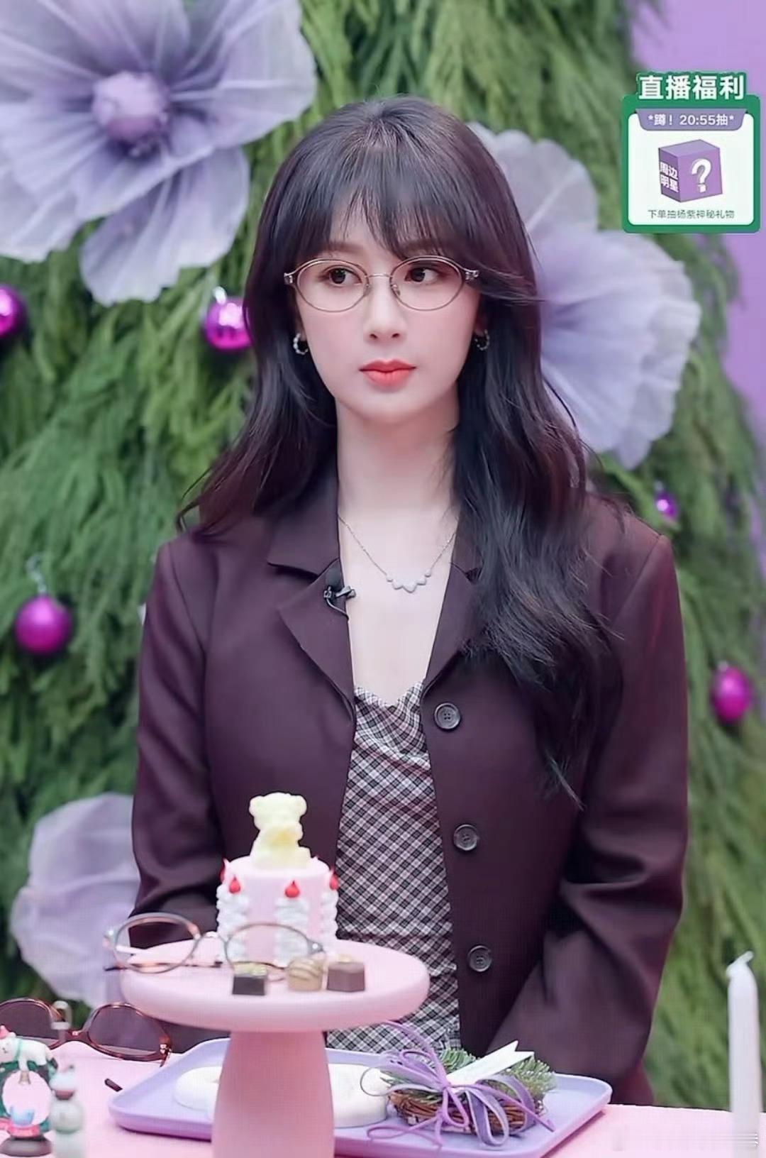 杨紫今日暴龙品牌直播截图生图和精修不是一个状态啊这个造型不适合她杨紫直播