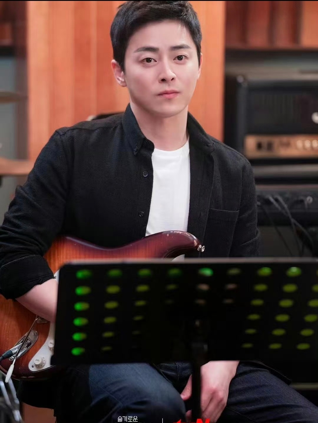 曾经喜欢看韩剧 也是十年前的事了韩娱也就这两位男演员深入我心了喜欢他俩的颜  眉