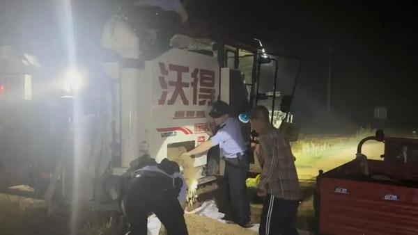 5月24日凌晨的襄阳东津新区，夜色裹着潮气压在麦田上，收割机车灯刺破黑暗，轰鸣声