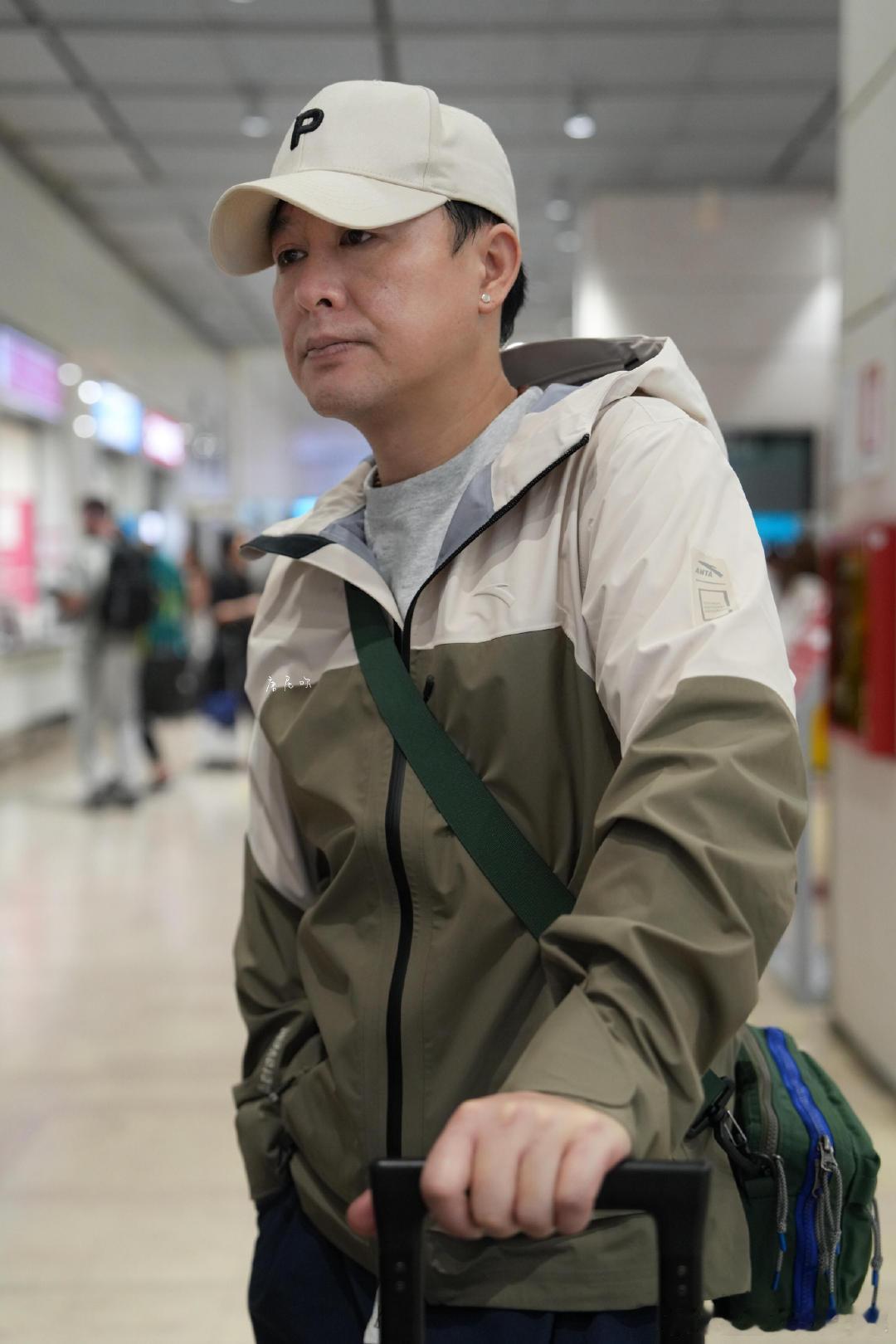 张颂文戴耳钉张颂文久违戴耳钉，确实让人很出乎意料啊。张颂文久违戴耳钉 ​​​