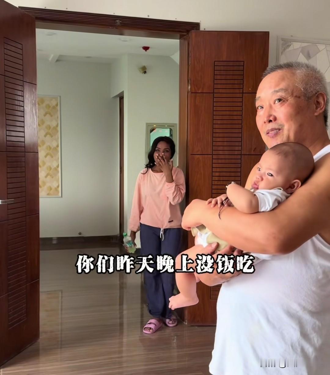 小石和小军媳妇越来越招网友们喜欢了。
     皮衣哥带领着大家参观了他们四个人