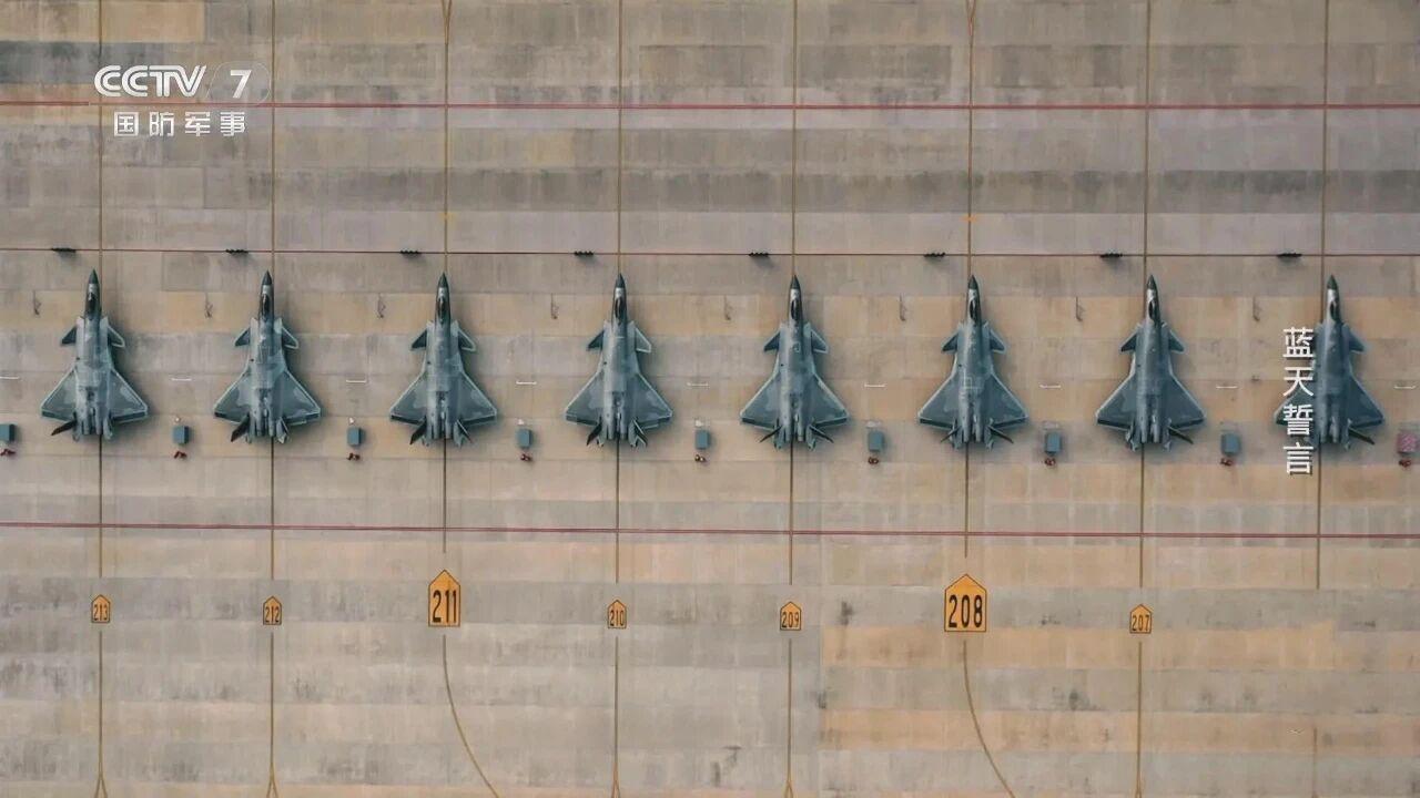壮观画面，空中视角看8架歼-20战机一字排开！
央视7台放出的视频画面，空中视角