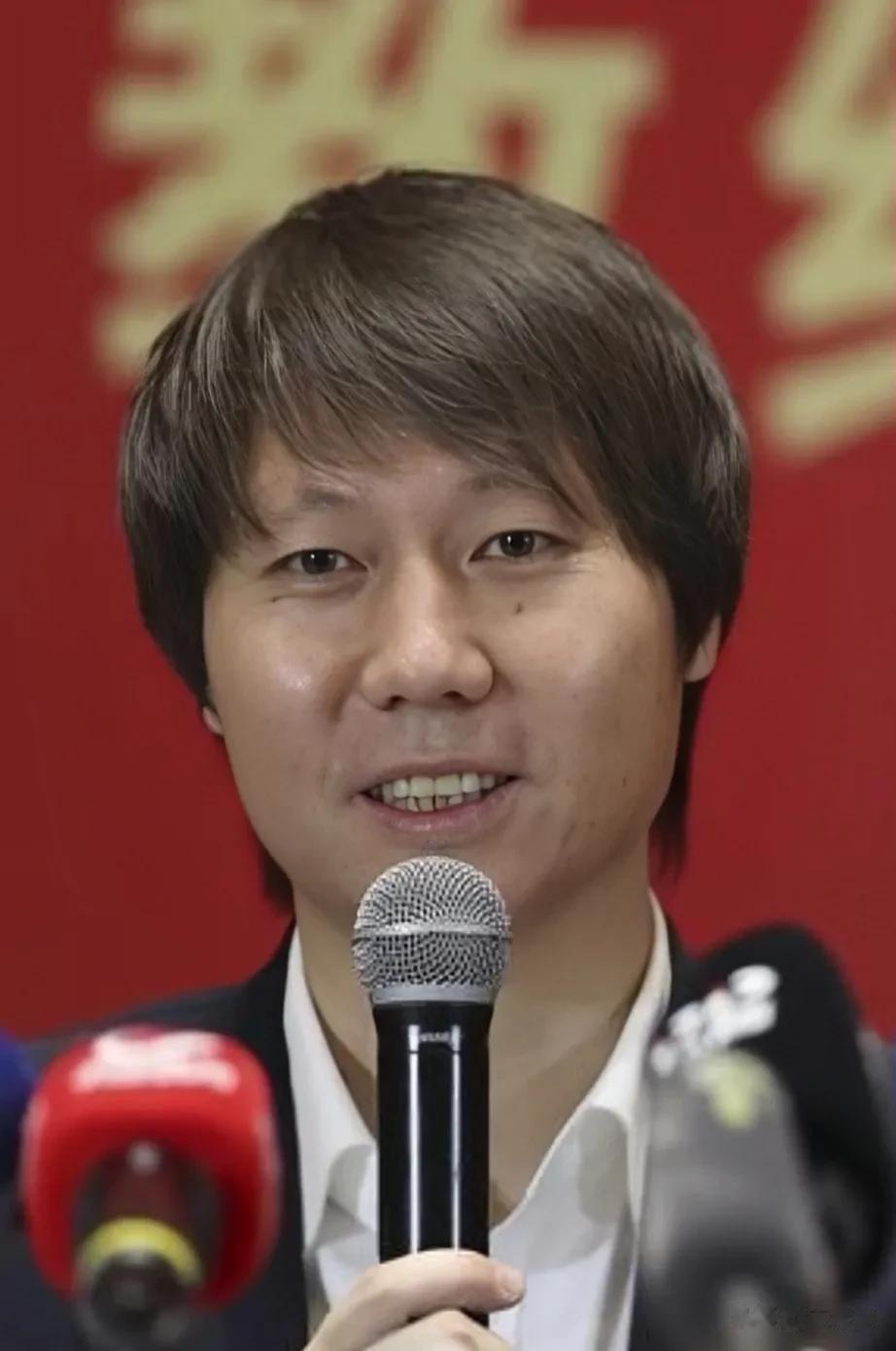 李铁的现状是怎样的？知情人吐露，李铁睡6人大通铺、白天劳动，晚上值班2小时，通过