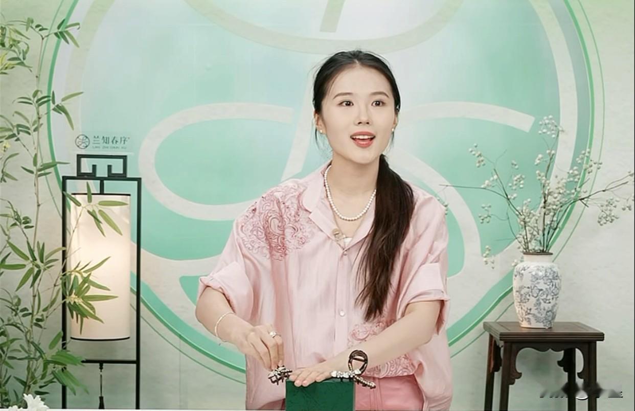真真完全可以独当一面了
她现在讲品特别稳，语速刚刚好
人气也高，直播间有4万人在