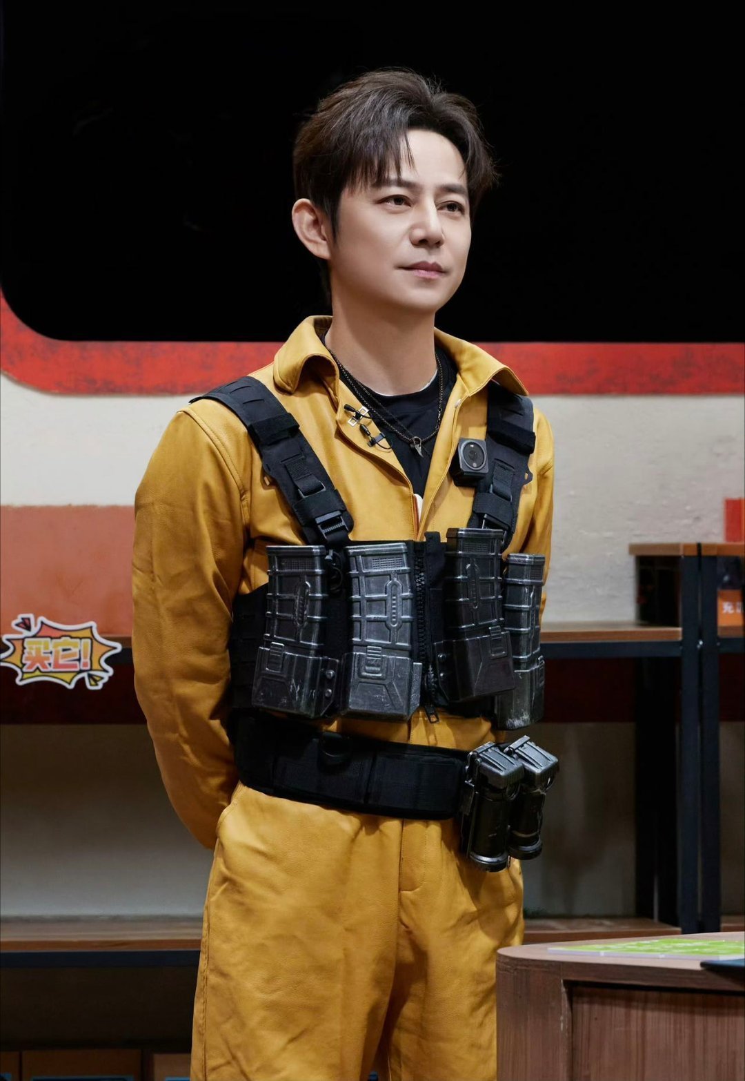 何老师本来破案就烦大侦探 晨风衣、勋五名、哲必特成功把何老师从破案模式逼到了打人