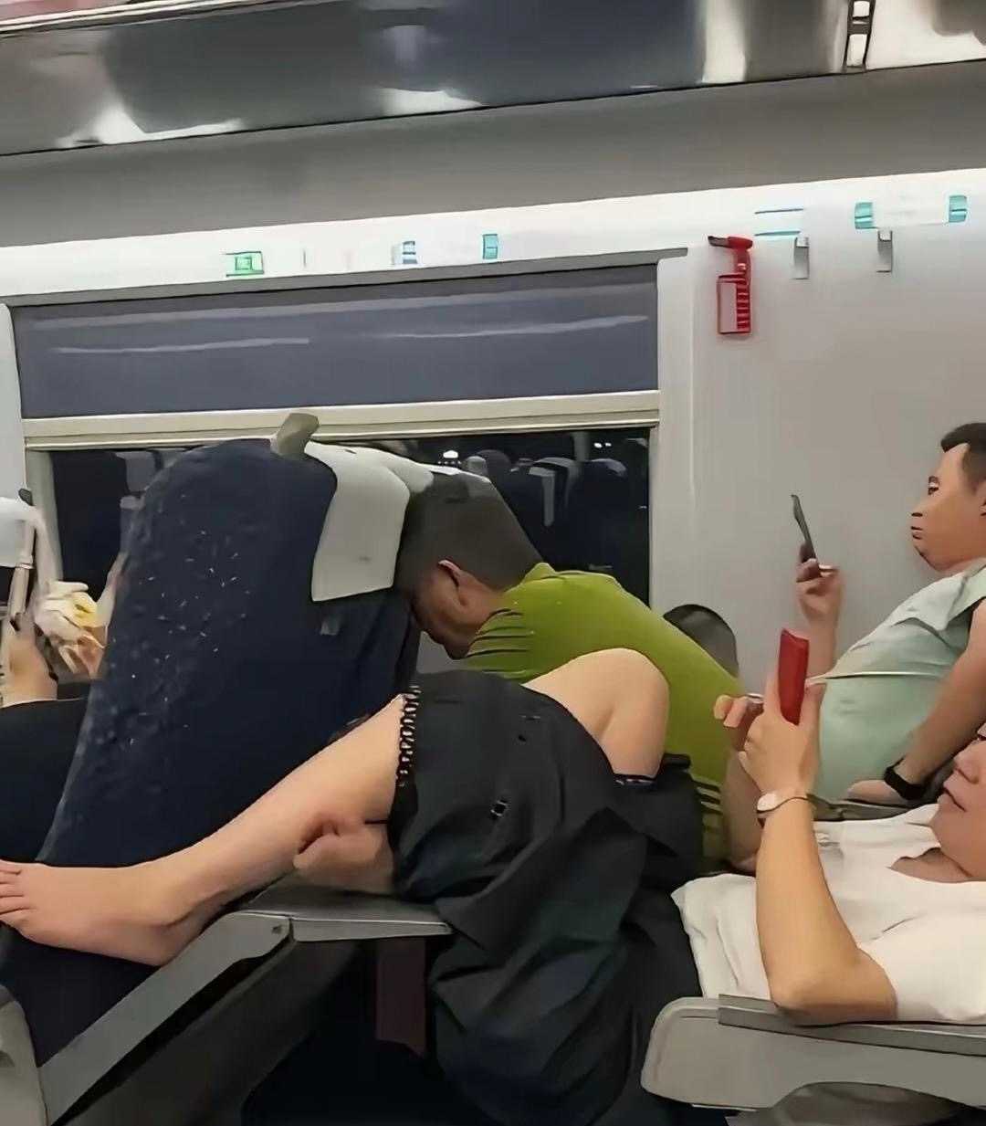 老天呐，大妈是怎么做到不脸红的呢 