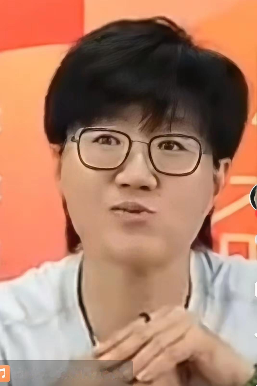 郭导对莎莎的评价，满是感慨。她说：名古屋赛场上，又看到一个状态饱满的孙颖莎，她通