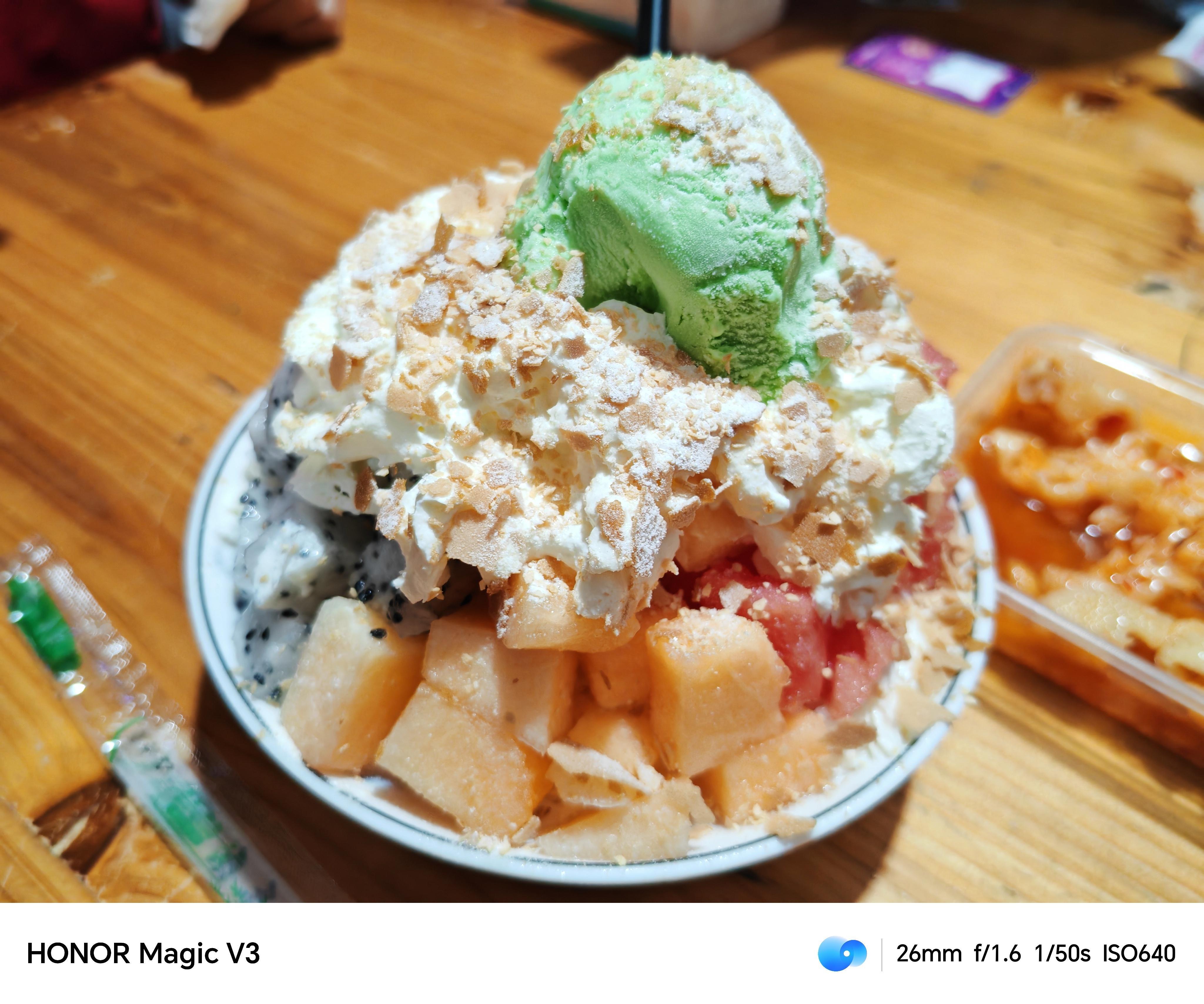 揭西这个刨冰店太火了吧我七点半来还没有开门溜达了一圈八点门口就坐满人了  ​​​