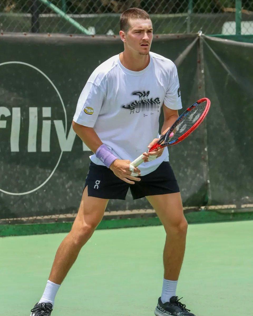 丰塞卡在巴塞尔夺冠的颁奖典礼上说，跟团队打赌赢了这站比赛冠军就把头发剃光——他果