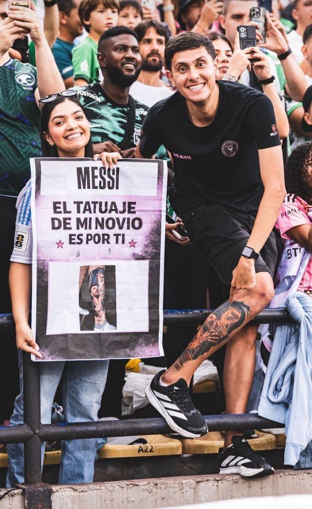 一位哥伦比亚球迷写道：“梅西。我男朋友的纹身是献给你的。请给我们签名❤️”梅西