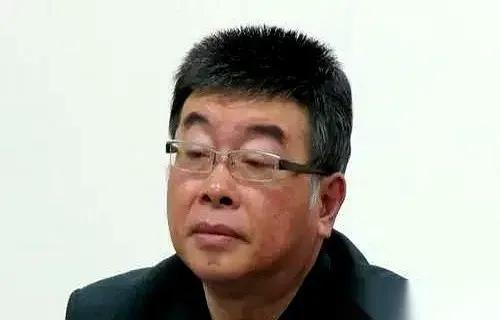 邱毅直接开炮，说郑丽文用人这步棋，走错了。
 
指着名单问，说好的“世代交替”呢