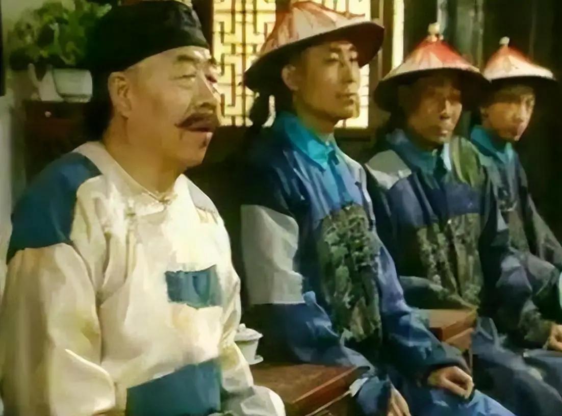 一个掌管着全国财赋、坐拥紫禁城的皇帝，却在朝服里穿着一条打了补丁的裤子。大臣们见