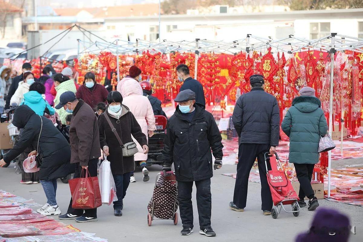 强烈建议！过年取消亲戚吧。
平时都怎么不联系，
过年假装一团和气，
道着违心的祝