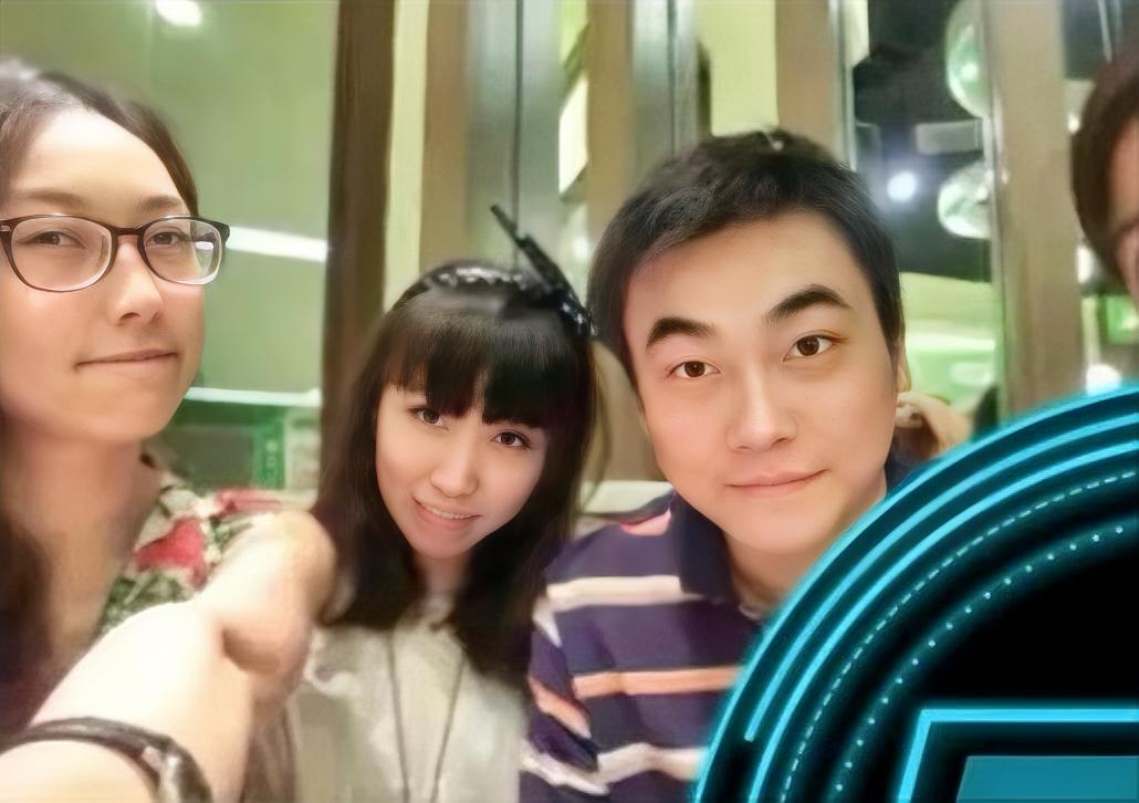 有网友找到了许晟骜很早之前的照片，

可以看到，他身边的女子并不是现在的王文洁，